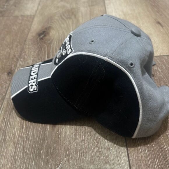 Twins Enterprise Mens Gray Black‎ Los Angeles Raiders NFL Strapback Baseball Hat - Picture 2 of 8